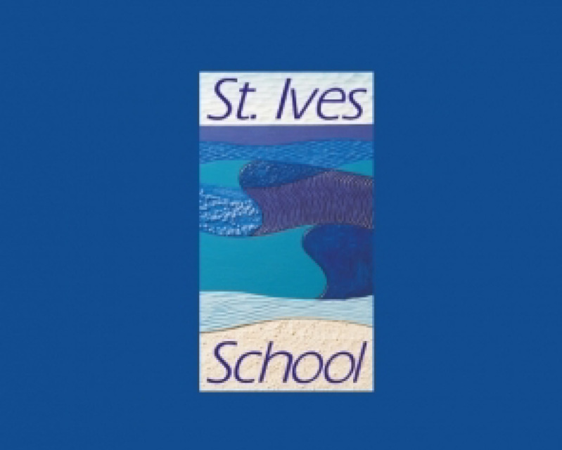 St Ives School校徽